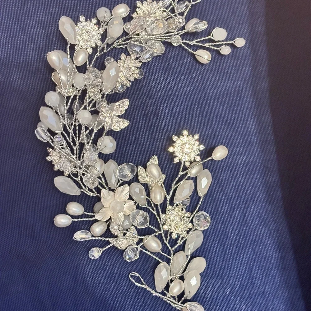 Source Unknown Elegant Silver and White Floral Hairpiece